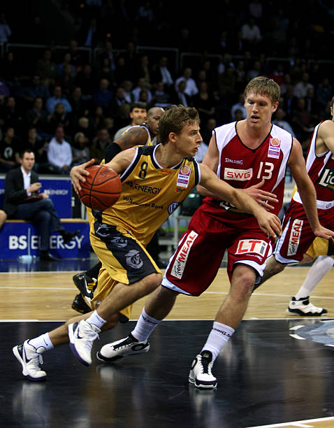 伴和指导下 伴和指导下