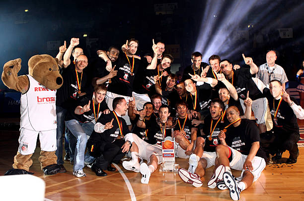 两端形成了 两端形成了